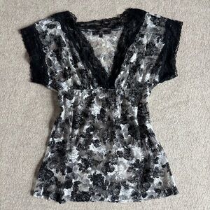 Almost Famous Black and White Floral Lace Blouse